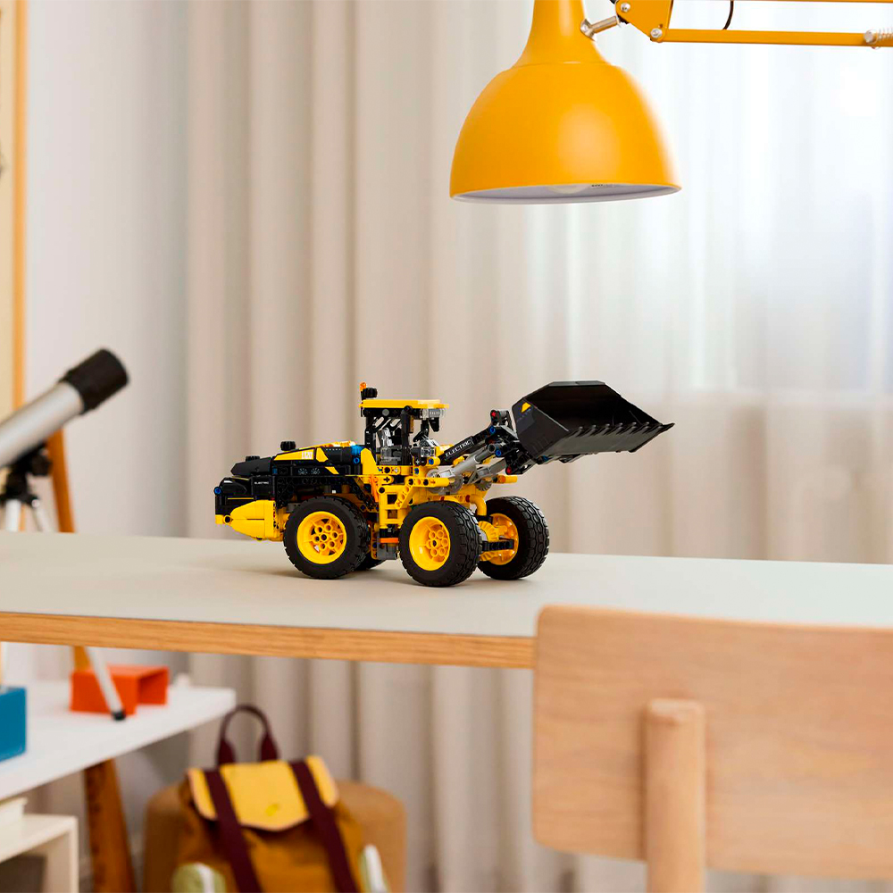 LEGO Technic Колесный погрузчик Volvo L120 Electric (42209)